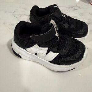 Kids Black and White Athletic Sneakers - new balance size 5.5 wide toddler